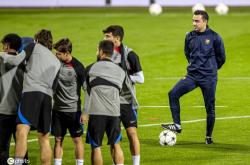 开云登录入口 - 广州队训练开放日，冲刺阶段造点机会引欢呼，欧冠在即，赛季目标并未改变